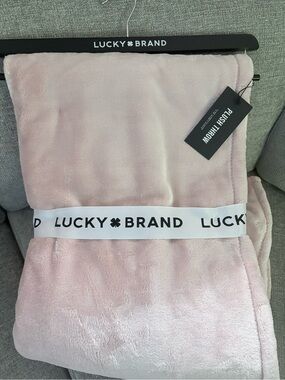 NWT Lucky Brand Plush Throw in Pale Pink